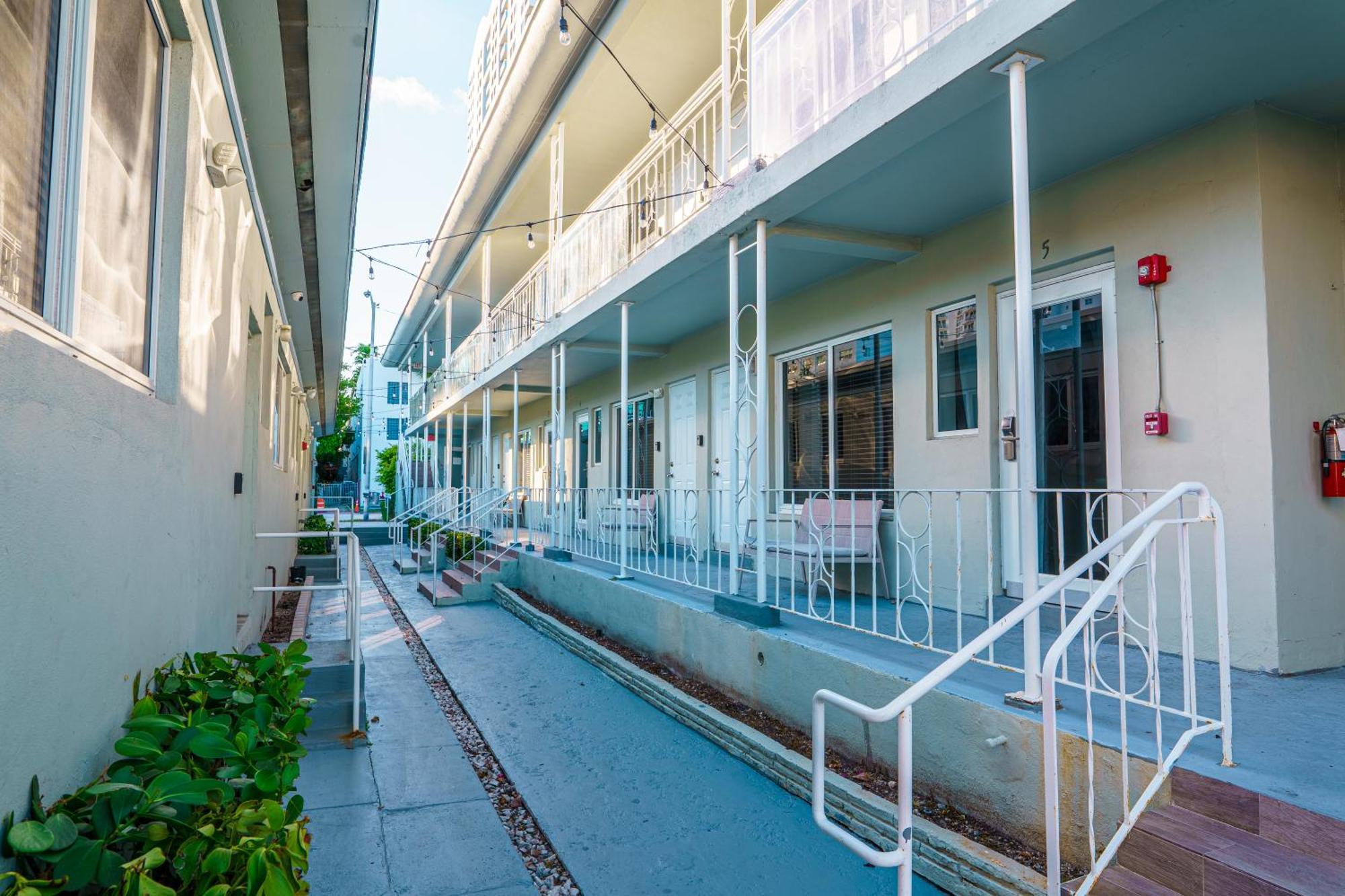 The West Gem Apartment Miami Beach Exterior photo