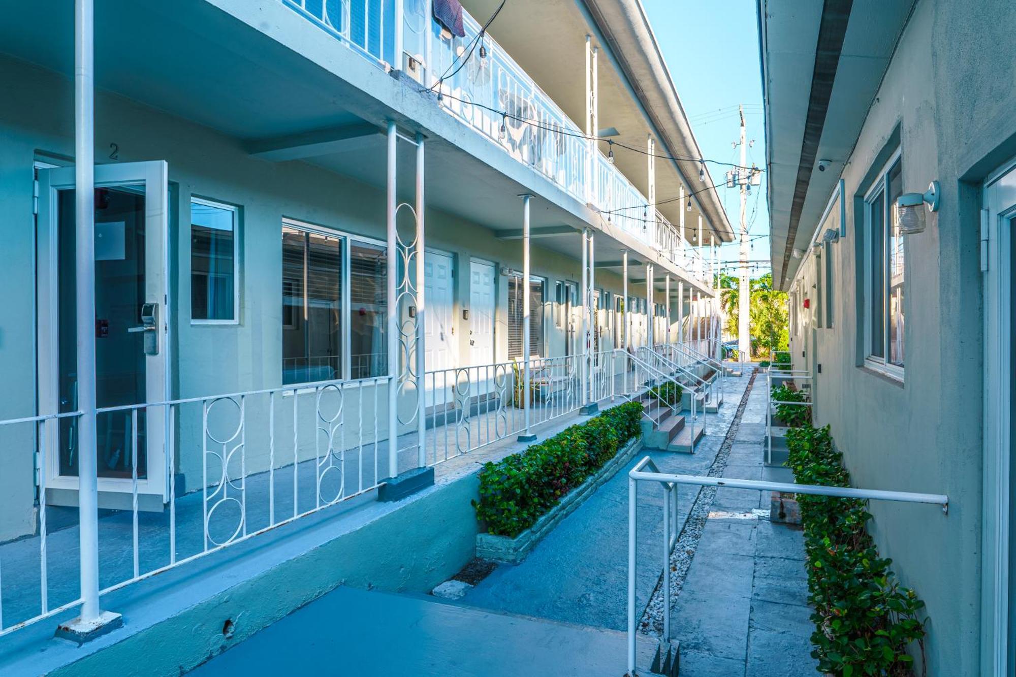 The West Gem Apartment Miami Beach Exterior photo
